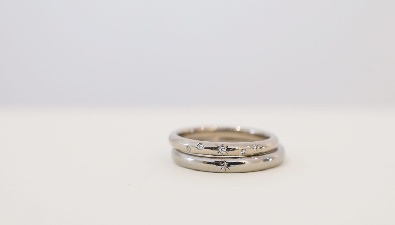 星どめダイヤモンドと、周りにダイヤモンドを散りばめたデザインの結婚指輪　オーダーメイド制作　ホワイトゴールドとグレーゴールド