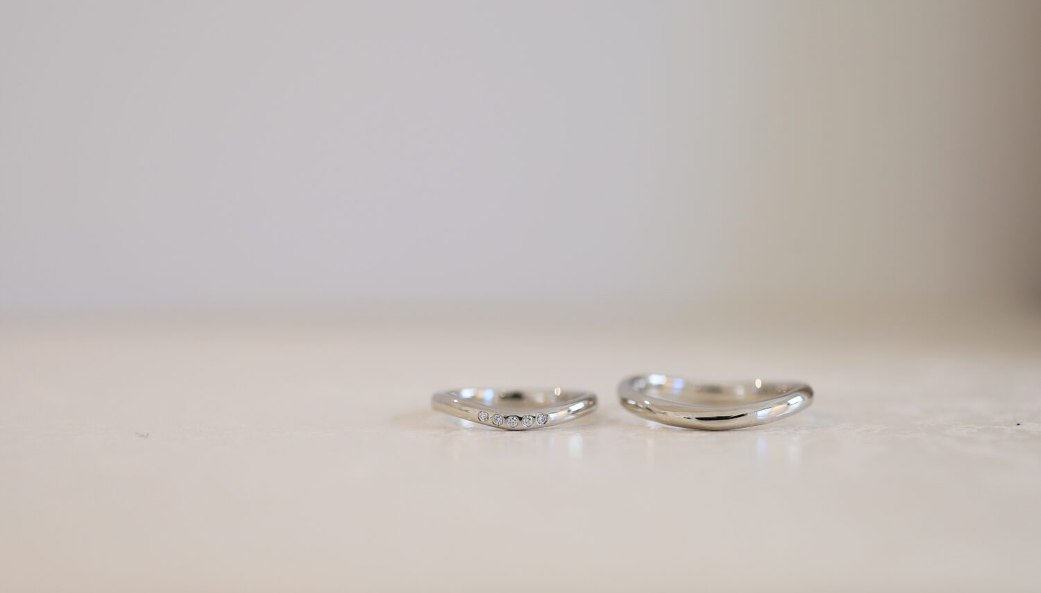 アトリエタマリの結婚指輪デザインシンプルVラインwaveダイヤモンド