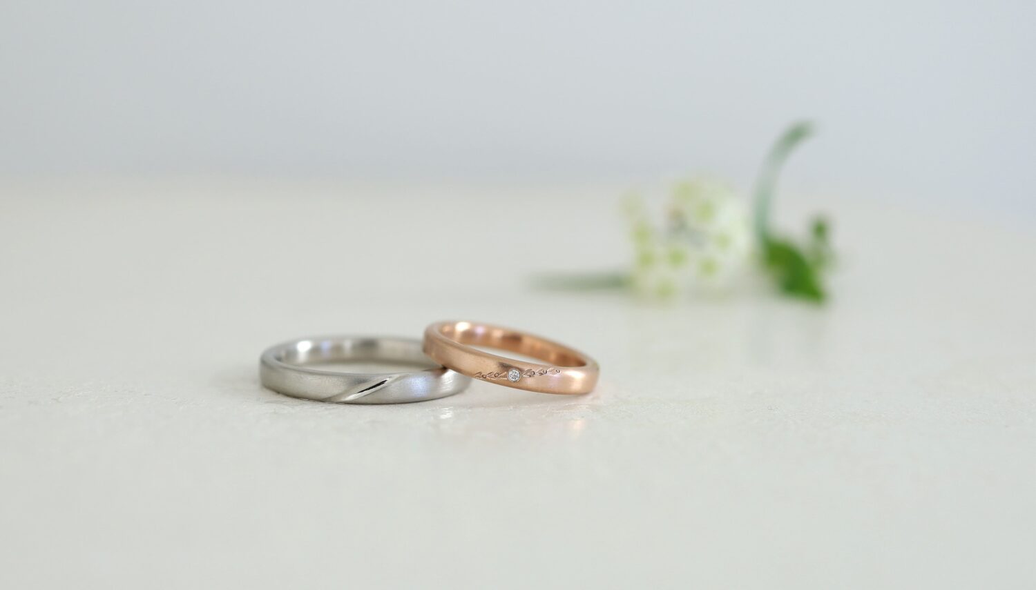 京都・大阪心斎橋のアトリエタマリの結婚指輪　デザイン「シンプル」オリーブ彫りを入れた、ヘアライン仕上げのマリッジリング