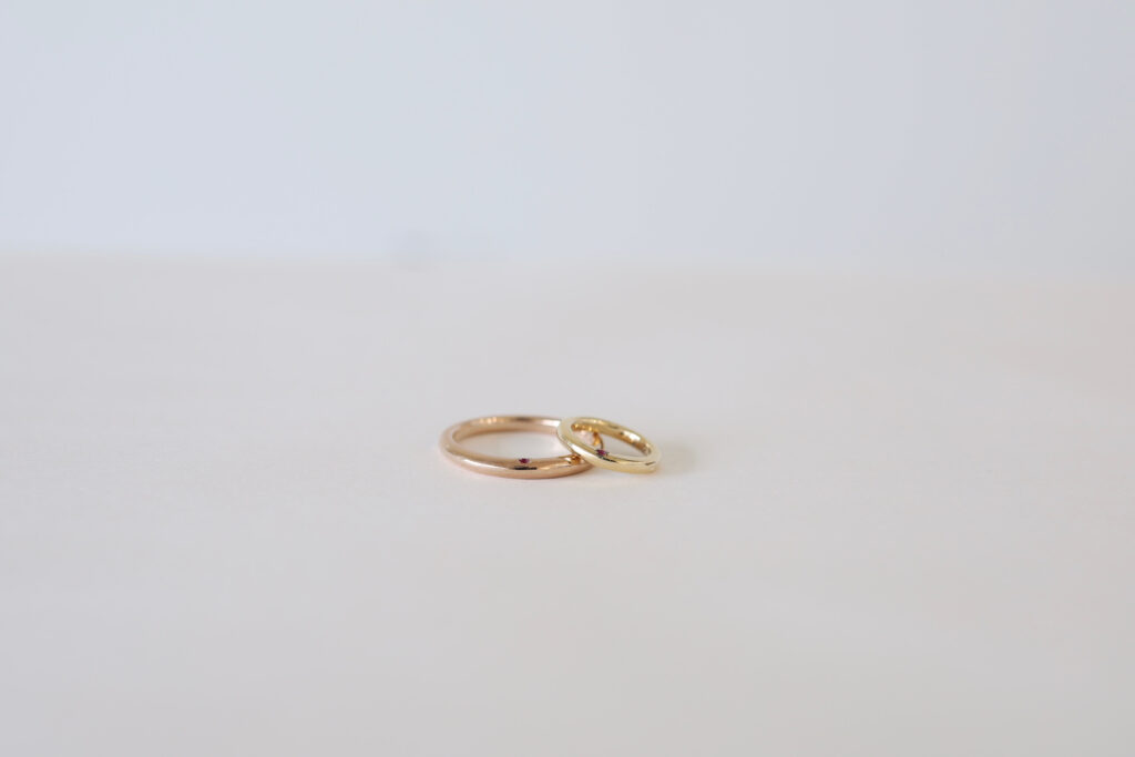 ルビーを留めたベビーリング　K18イエローゴールド　マザーリングと一緒に