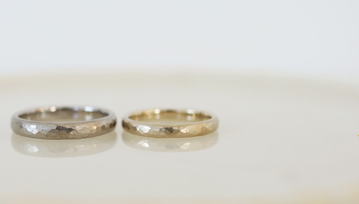 アトリエタマリ　オーダーメイドリング　結婚指輪　K18グレー　K18ブラックゴールド　K18シャンパンゴールド　槌目デザイン　ハンマー