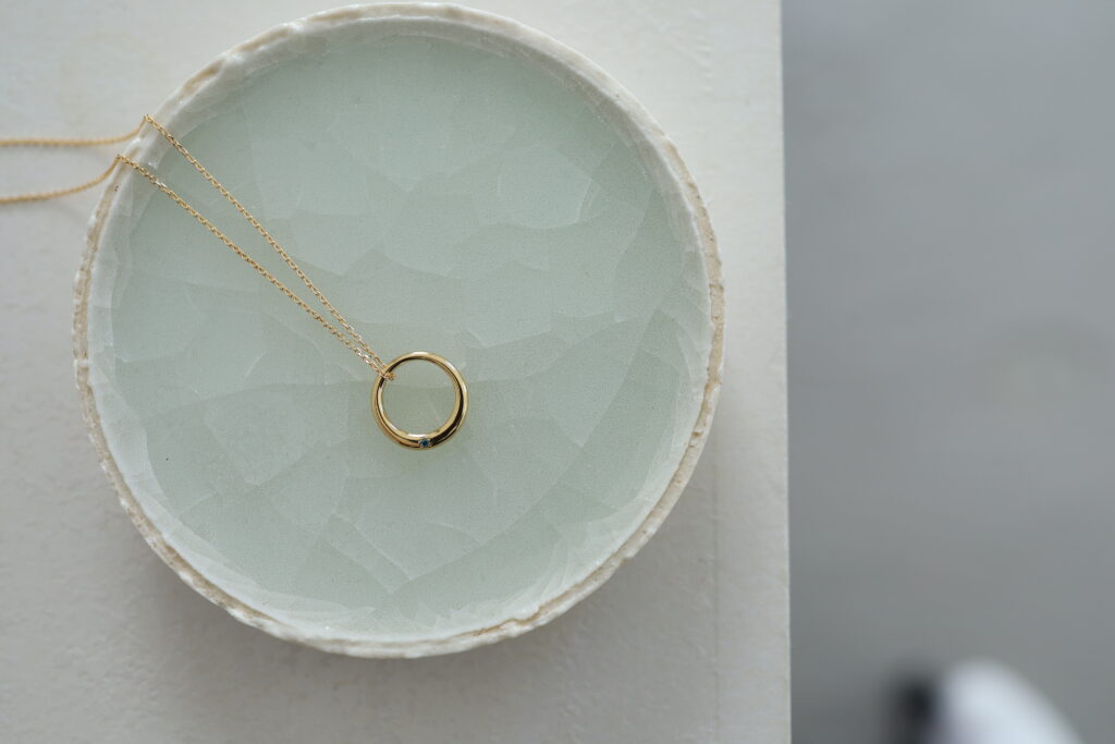 K18イエローゴールドのオーダーメイドベビーリング　ブルーダイヤモンドで