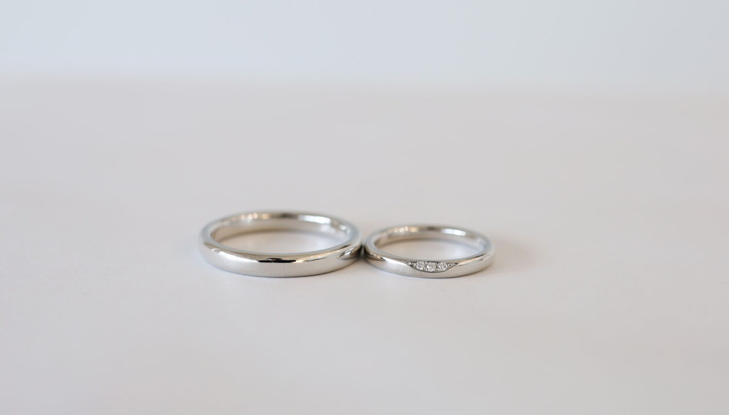 アトリエタマリ結婚指輪デザイン「ソフトラウンド」プラチナ鏡面仕上げ。ダイヤモンドを３つ留めたおしゃれなデザイン