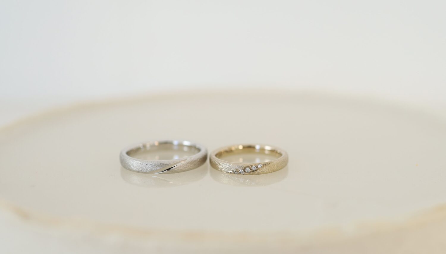 大阪心斎橋・京都オーダーメイドリング アトリエタマリ オーダーメイド結婚指輪 K18シャンパンゴールドとプラチナ950 ソフトラウンドリネンテクスチャー ダイヤモンドひねり留め ひねり彫り 手作り ペアマリッジリング アトリエタマリ