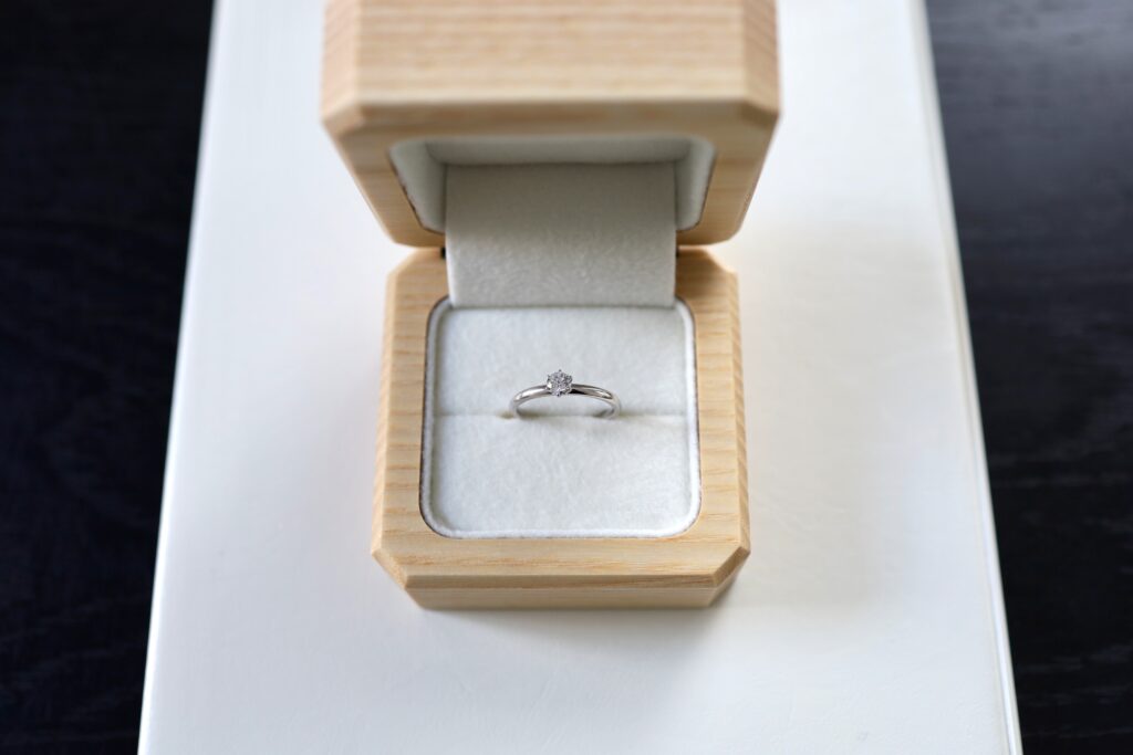 プロポーズ用の指輪　オーダーメイドでデザインを選べる　シンプルな婚約指輪　アトリエタマリ