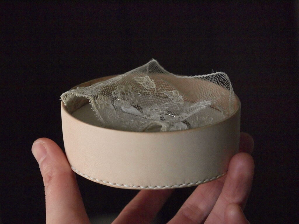 アトリエタマリとtamaepakoコラボ　ヌメ革のリングピロー　リングケース　アンティークレース