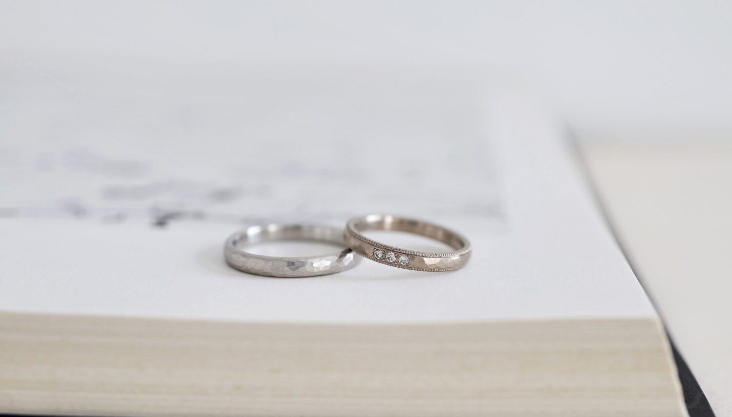 アトリエタマリの結婚指輪デザイン「ハンマー&ミルグレン」ホワイトゴールドとプラチナでの制作事例