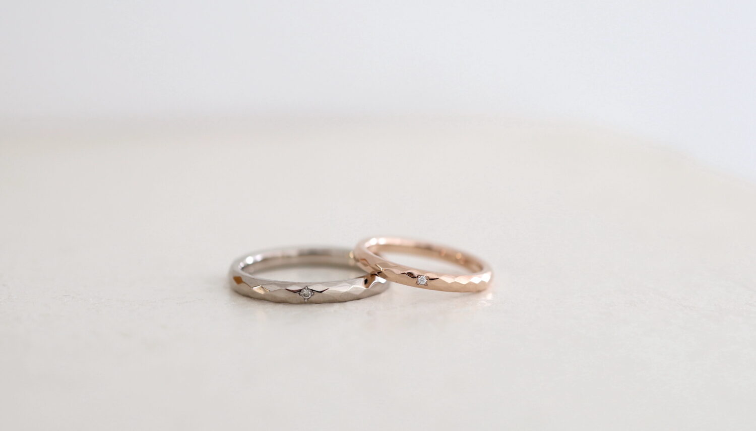 アトリエタマリの結婚指輪デザイン「kirameki（きらめき）」K18ホワイトゴールドとK18ピンクゴールド