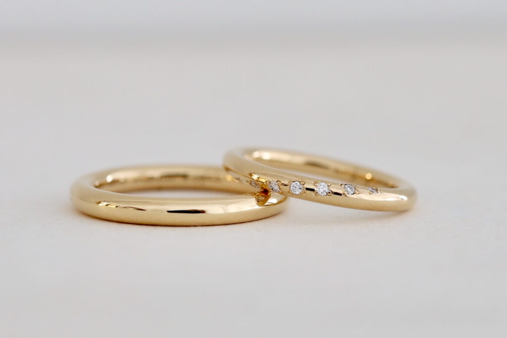 シンプルな結婚指輪　大阪と京都にあるオーダーメイドのマリッジリング　K18イエローの鏡面仕上げ　斜めにダイヤモンドを留める