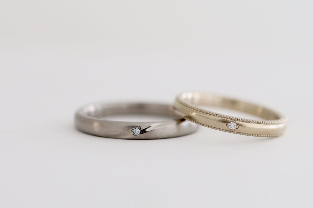 大阪のオーダーメイドのマリッジリング　K18ホワイトゴールドとK18シャンパンゴールドのセミマット仕上げ　ミルグレインの結婚指輪　斜めの彫り