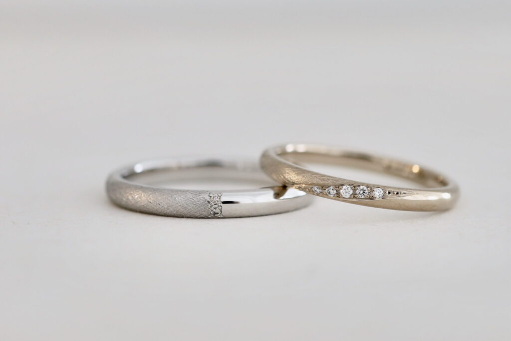 大阪のオーダーメイドの結婚指輪　ダイヤモンドを区切りに半分で仕上げを変えたマリッジリング　プラチナとK18シャンパンゴールドの艶消し