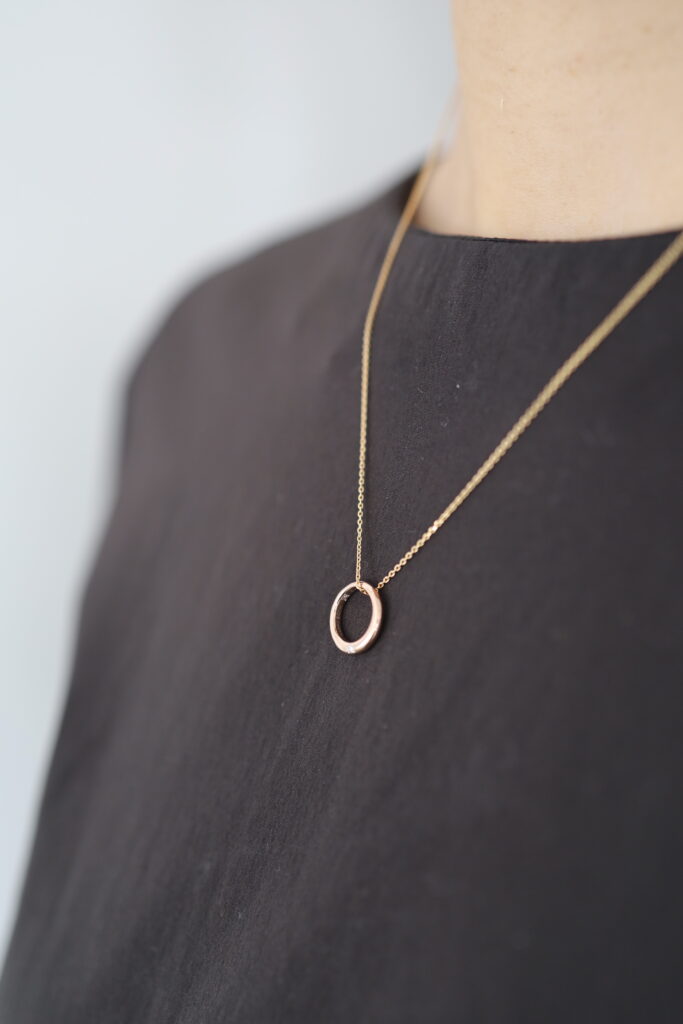 アトリエタマリのベビーリング出産記念にペンダントとしての着用画像