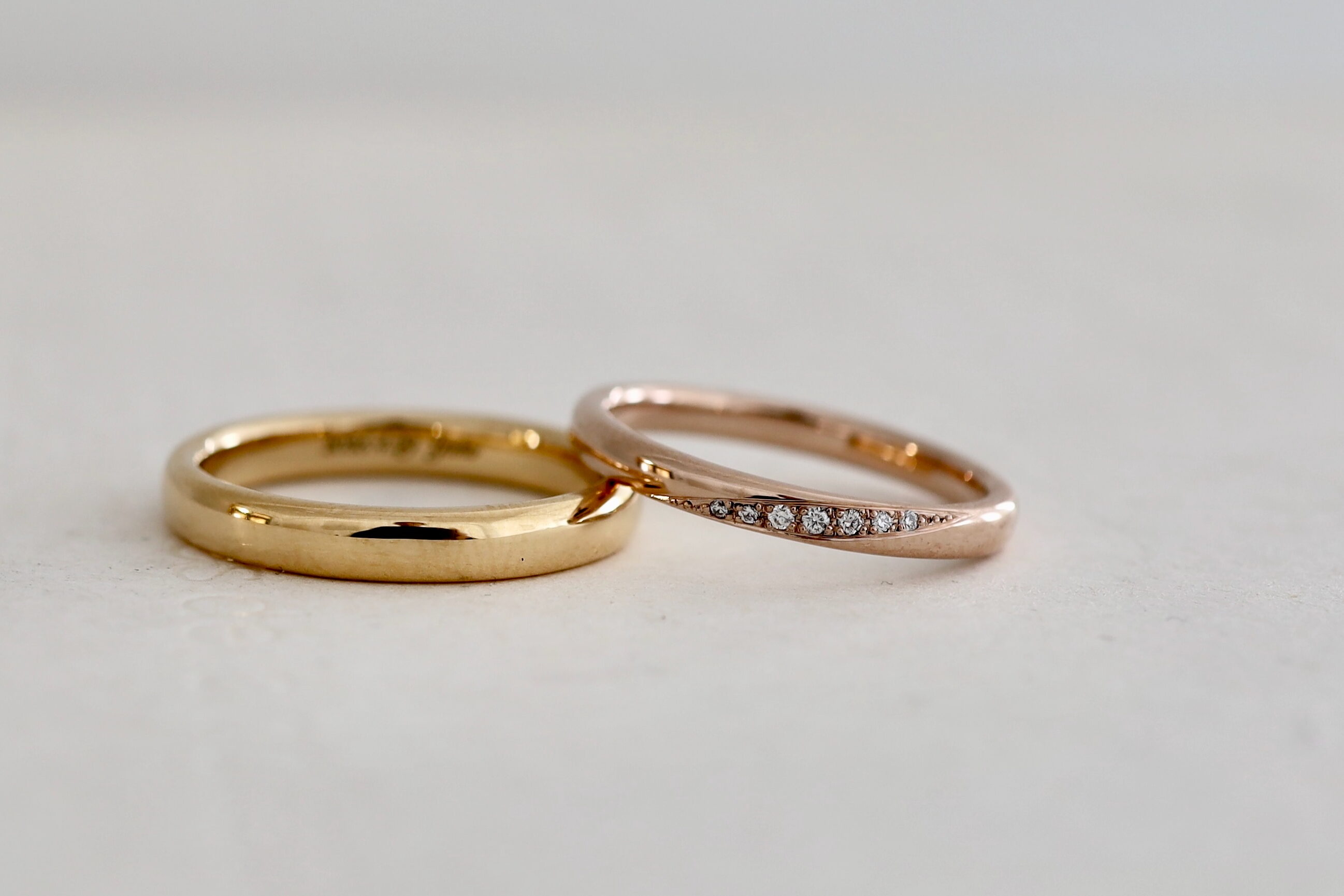 大阪のオーダーメイドの結婚指輪 綺麗めなデザイン 斜めに留めたダイヤモンド アトリエタマリ 鏡面仕上げ