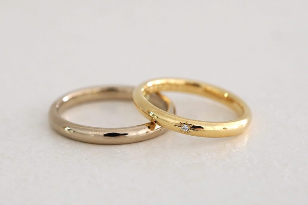 シンプルなオーダーメイドの結婚指輪　アトリエタマリ　鏡面仕上げのK18シャンパンゴールドとK18イエローゴールド　星留めのダイヤモンド
