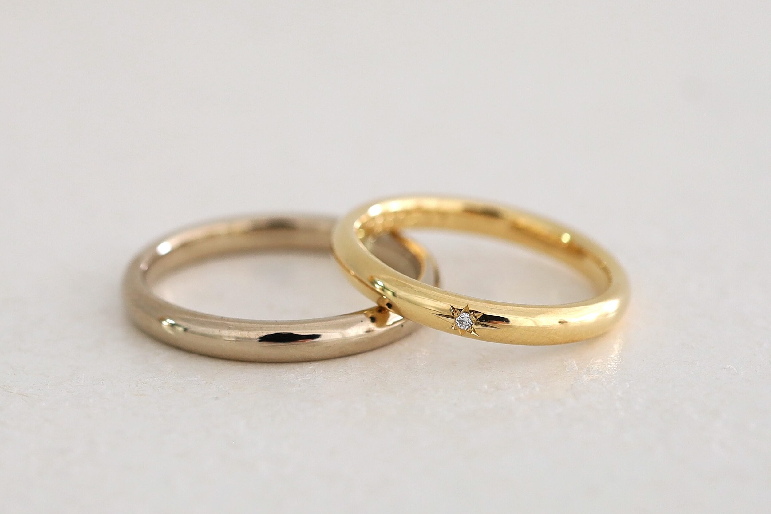 シンプルなオーダーメイドの結婚指輪 アトリエタマリ 鏡面仕上げのK18シャンパンゴールドとK18イエローゴールド 星留めのダイヤモンド