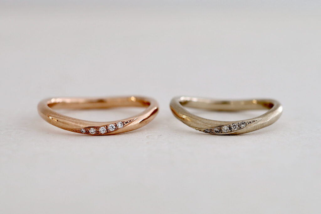 大阪と京都のオーダーメイドマリッジリング　アトリエタマリ　ウェーブのデザイン　斜めにダイヤモンドを留める　ブラウンダイヤモンド　K18ピンクゴールドとK18シャンパンゴールド