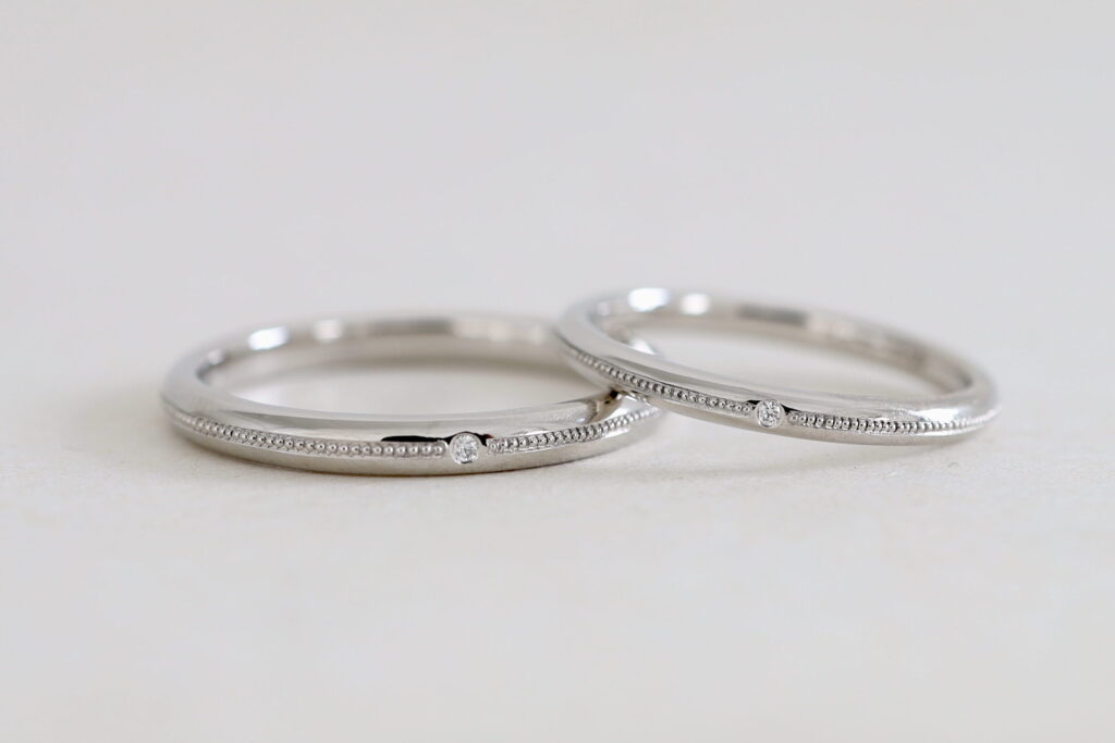 大阪と京都にあるオーダーメイドの結婚指輪　アトリエタマリ　ミルグレインとダイヤモンドを入れたマリッジリング　プラチナの鏡面仕上げ