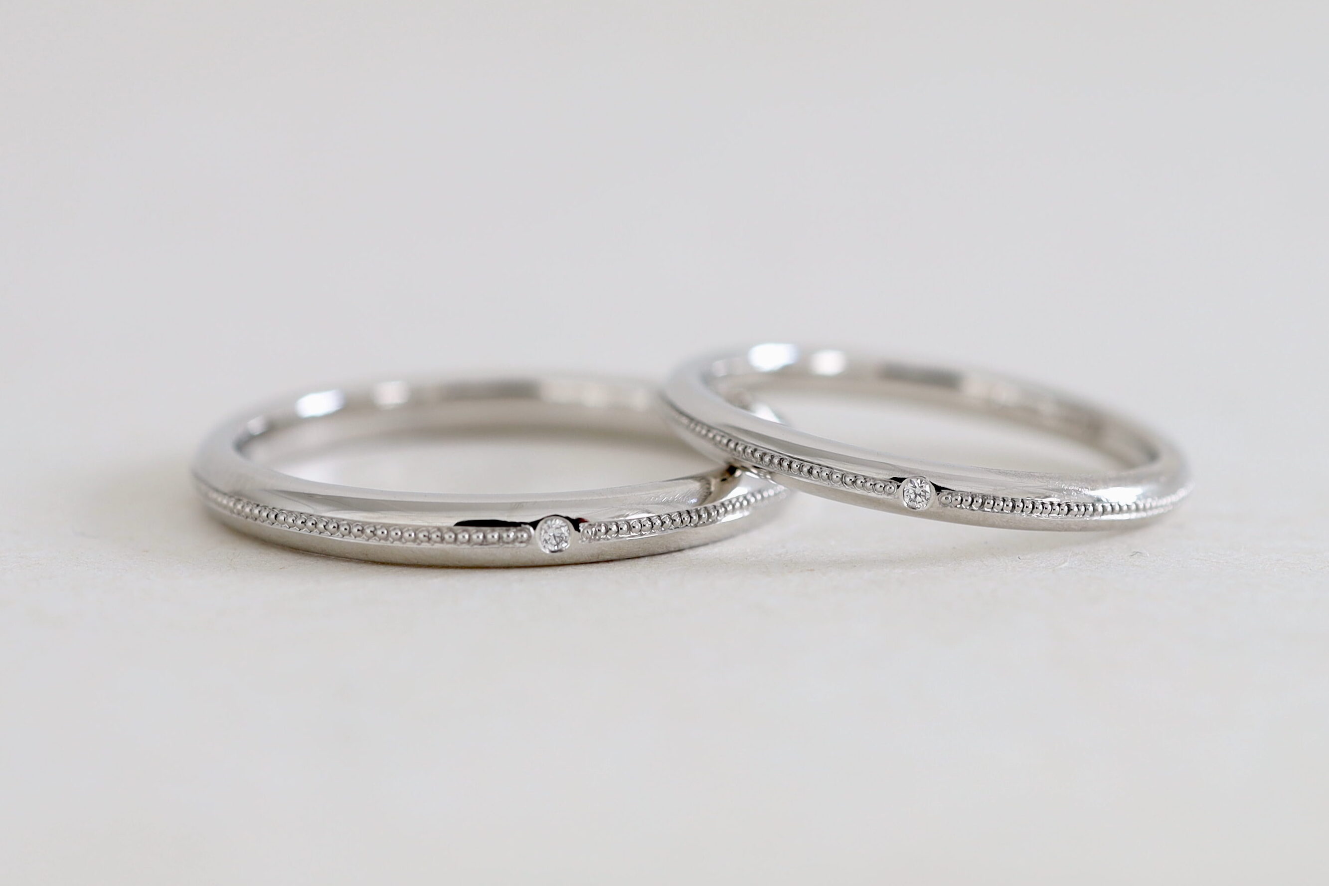 大阪と京都にあるオーダーメイドの結婚指輪 アトリエタマリ ミルグレインとダイヤモンドを入れたマリッジリング プラチナの鏡面仕上げ
