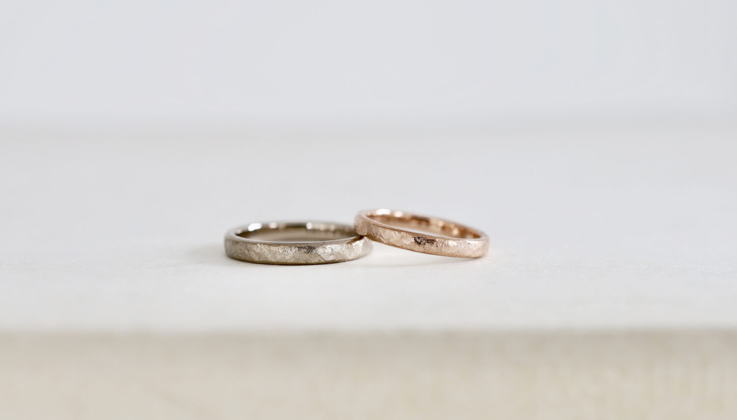 アトリエタマリの結婚指デザイン「earth（アース）」K18ホワイトゴールドとK18ピンクゴールド クラフト感ある槌目のマリッジリングです