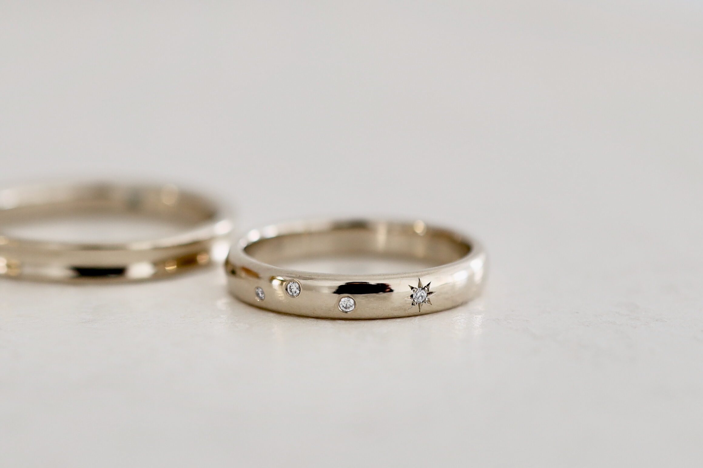 オーダーメイドの結婚指輪 アトリエタマリ K18シャンパンゴールドのマリッジリング ランダムにダイヤモンドを留めたデザイン 太陽留め