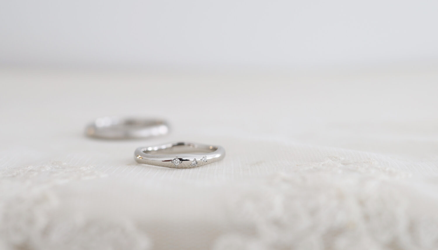 アトリエタマリの結婚 指輪デザイン「rhythm（リズム）」プラチナに透明ダイヤモンドをランダムでお留めしたマリッジリング
