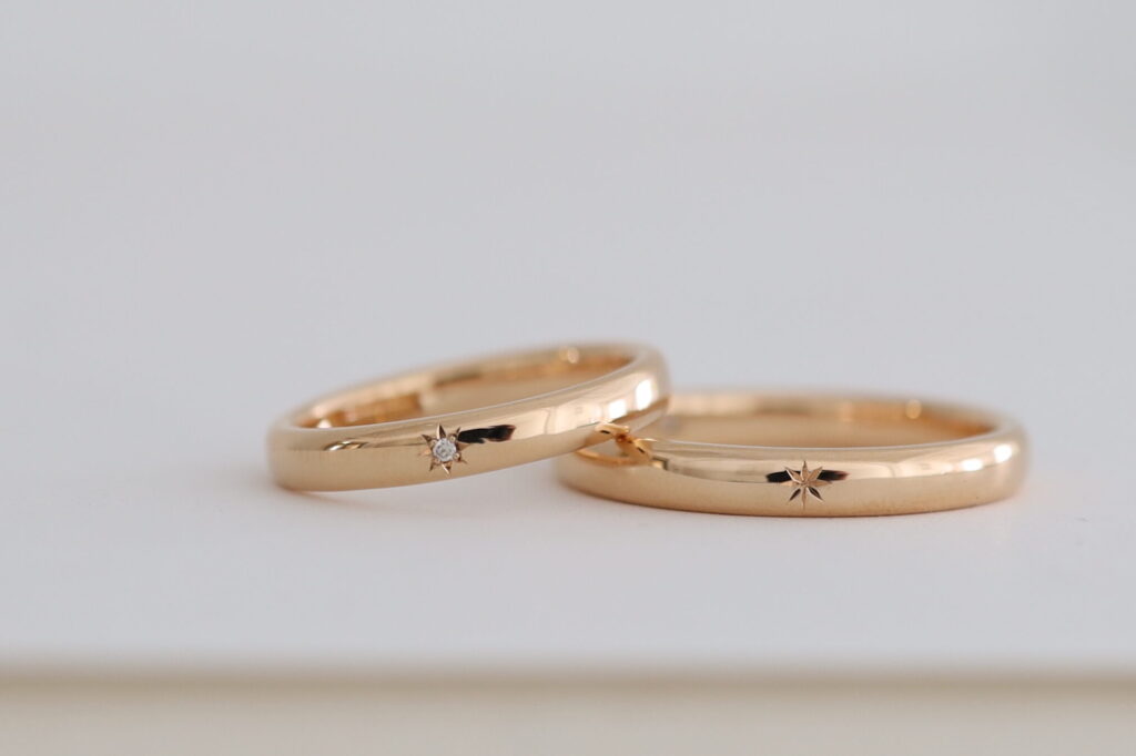 アトリエタマリの結婚指輪　大阪と京都にあるオーダーメイドのマリッジリング　K20オレンジゴールドの鏡面仕上げ　太陽留めのダイヤモンドと太陽彫り