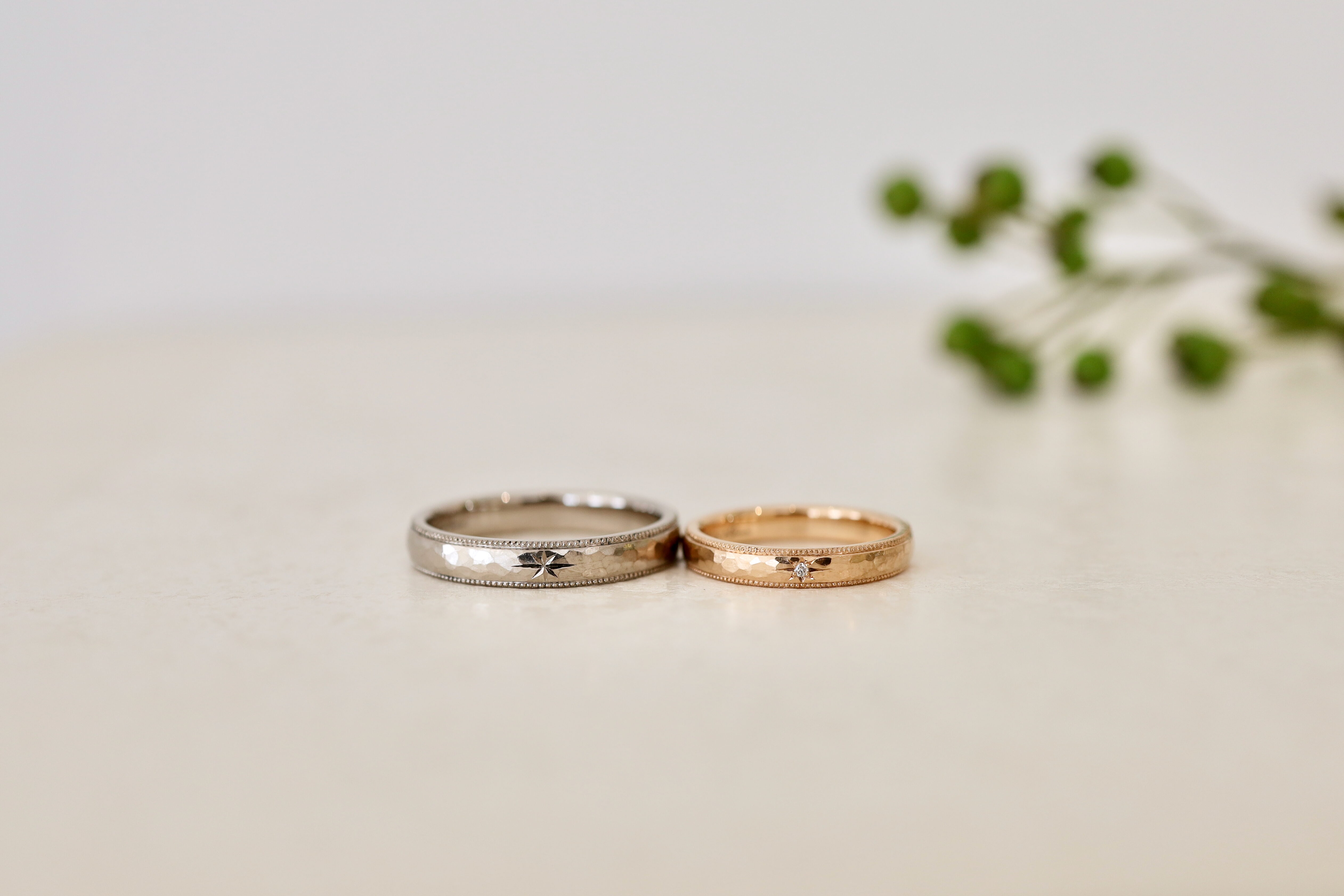 ハンマー＆ミルグレイン結婚指輪。鎚目のマリッジリングに星留めダイヤモンド　K18ホワイトとK20オレンジ