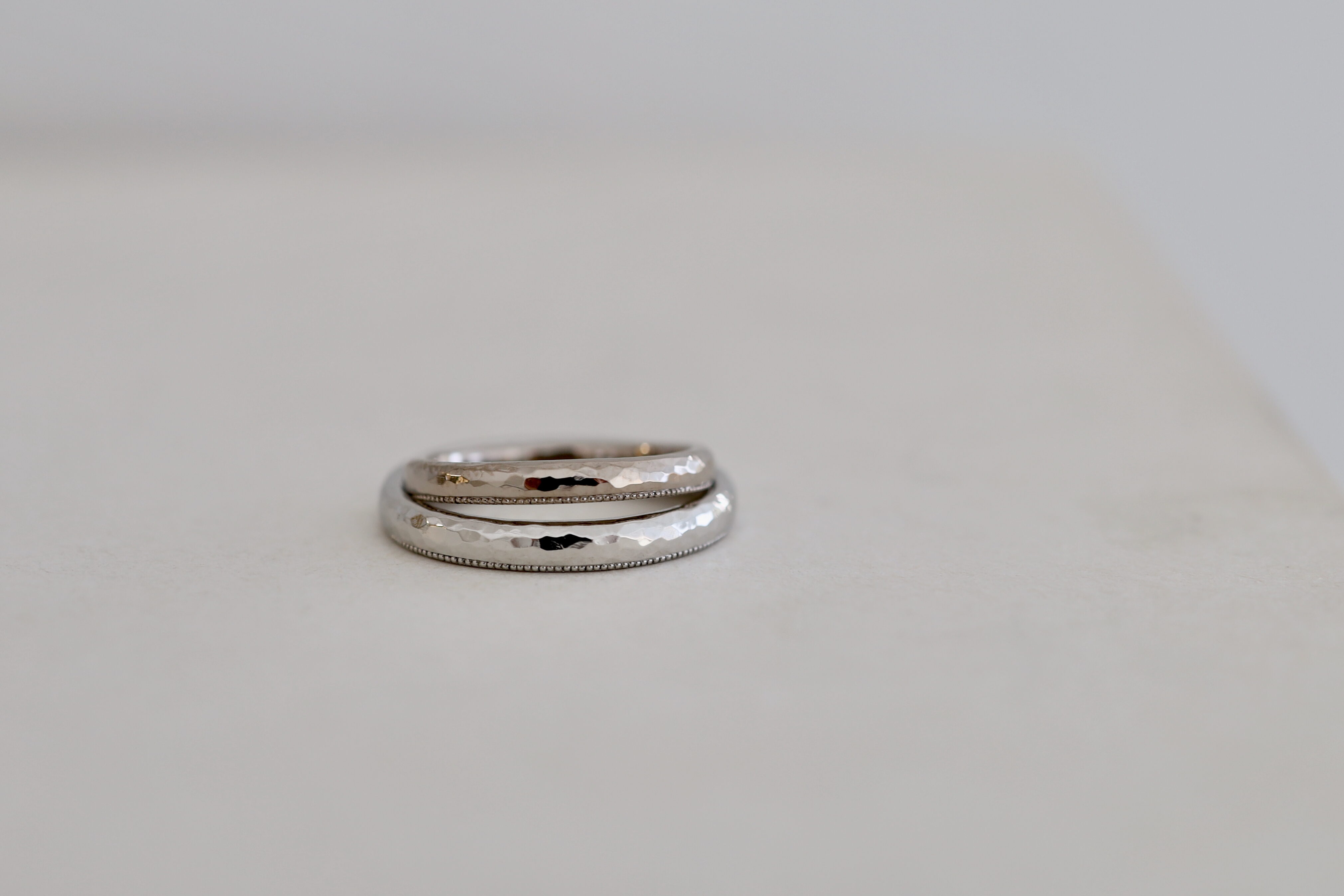 セレクトオーダーメイド結婚指輪 細かな槌目のグリッター加工に、ミルグレインを入れた制作事例です。K18ホワイトとプラチナ