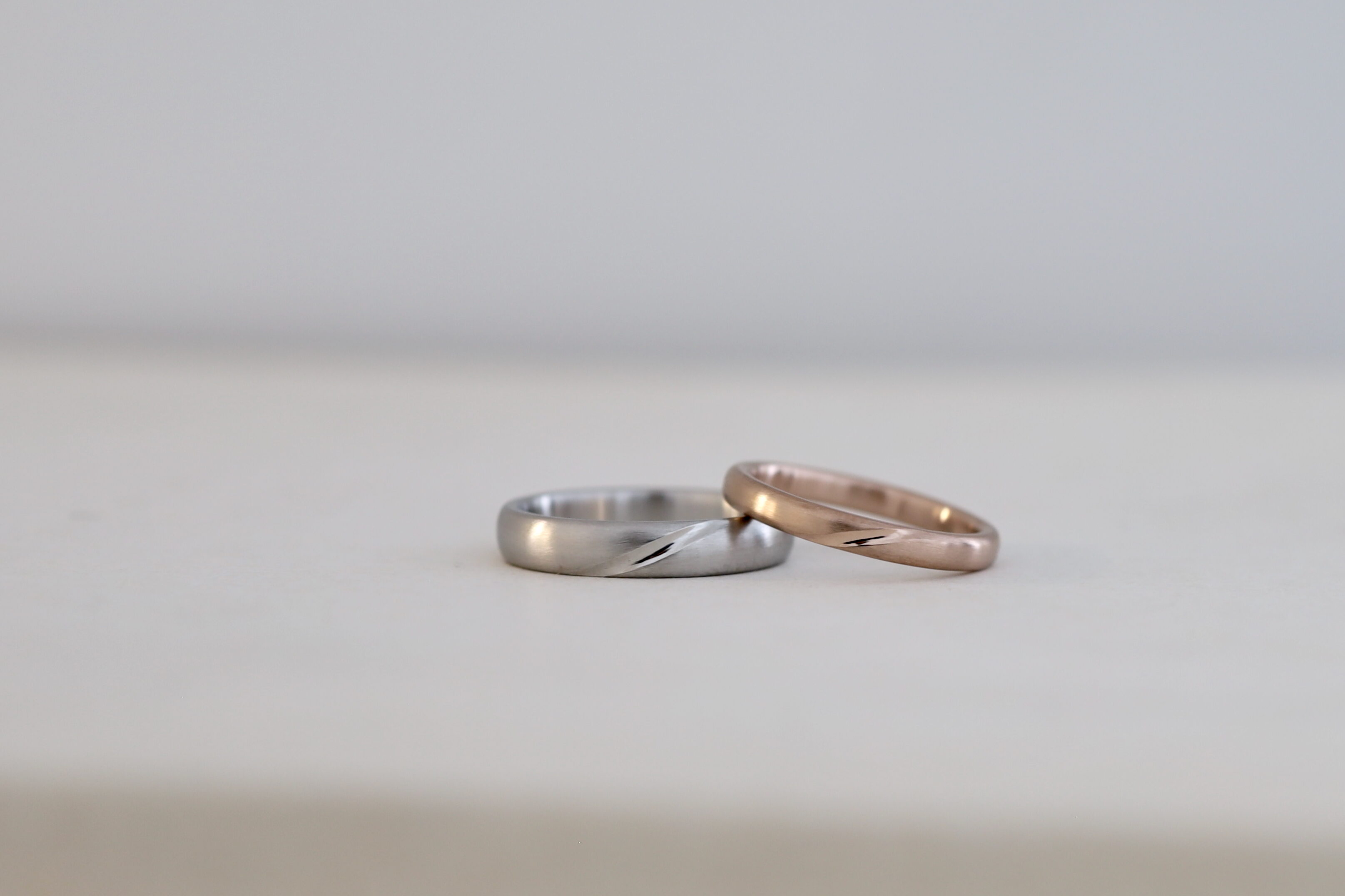 セレクトオーダーメイド結婚指輪 ヘアライン仕上げにひねり彫りを入れました。プラチナとピンクゴールドでの制作事例