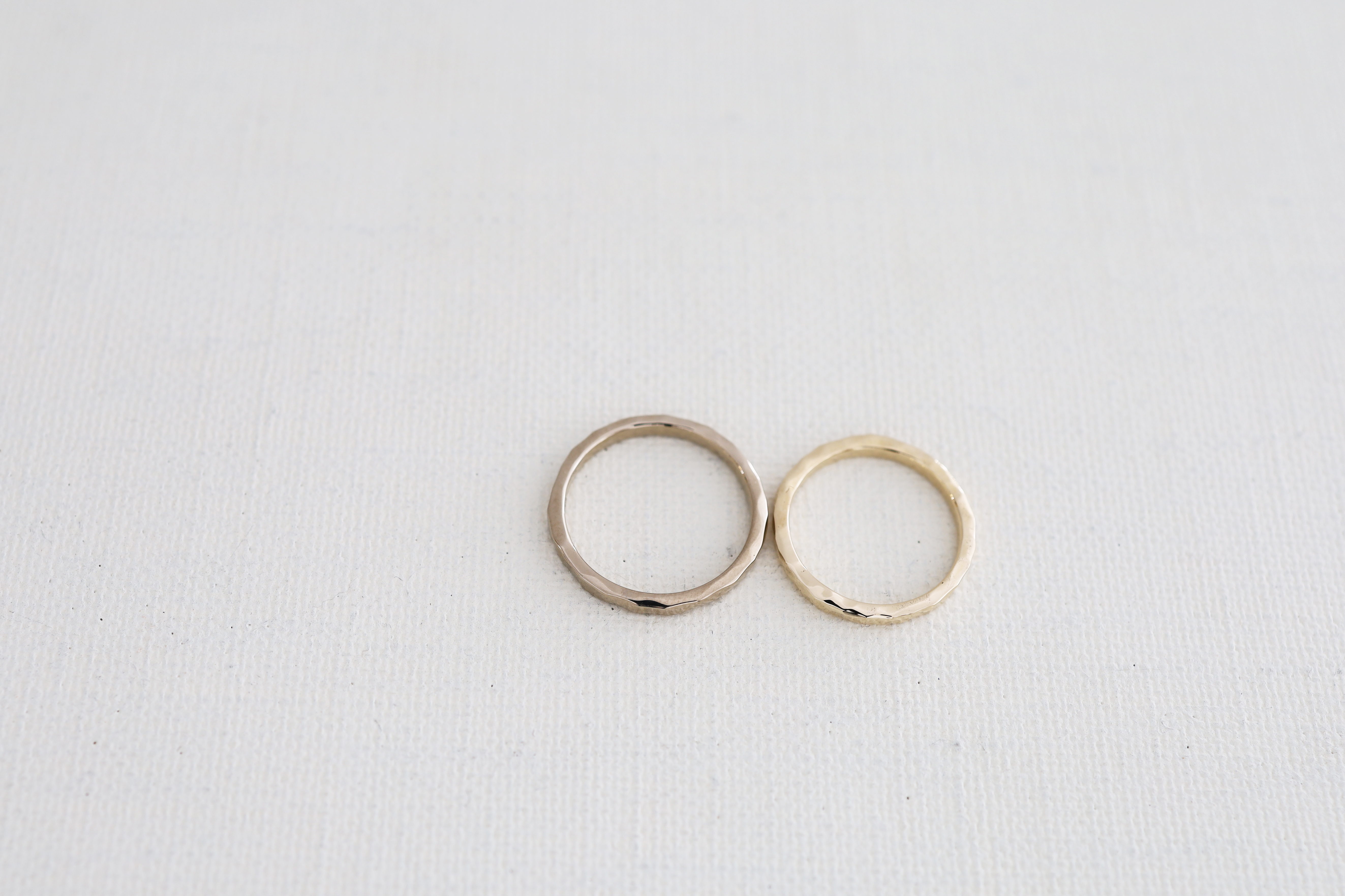 アトリエタマリの結婚指輪 たたき 地金を叩いてゆらぐ槌目を入れた、手作りらしさあるマリッジリング K18シャンパンゴールドとイエローゴールド