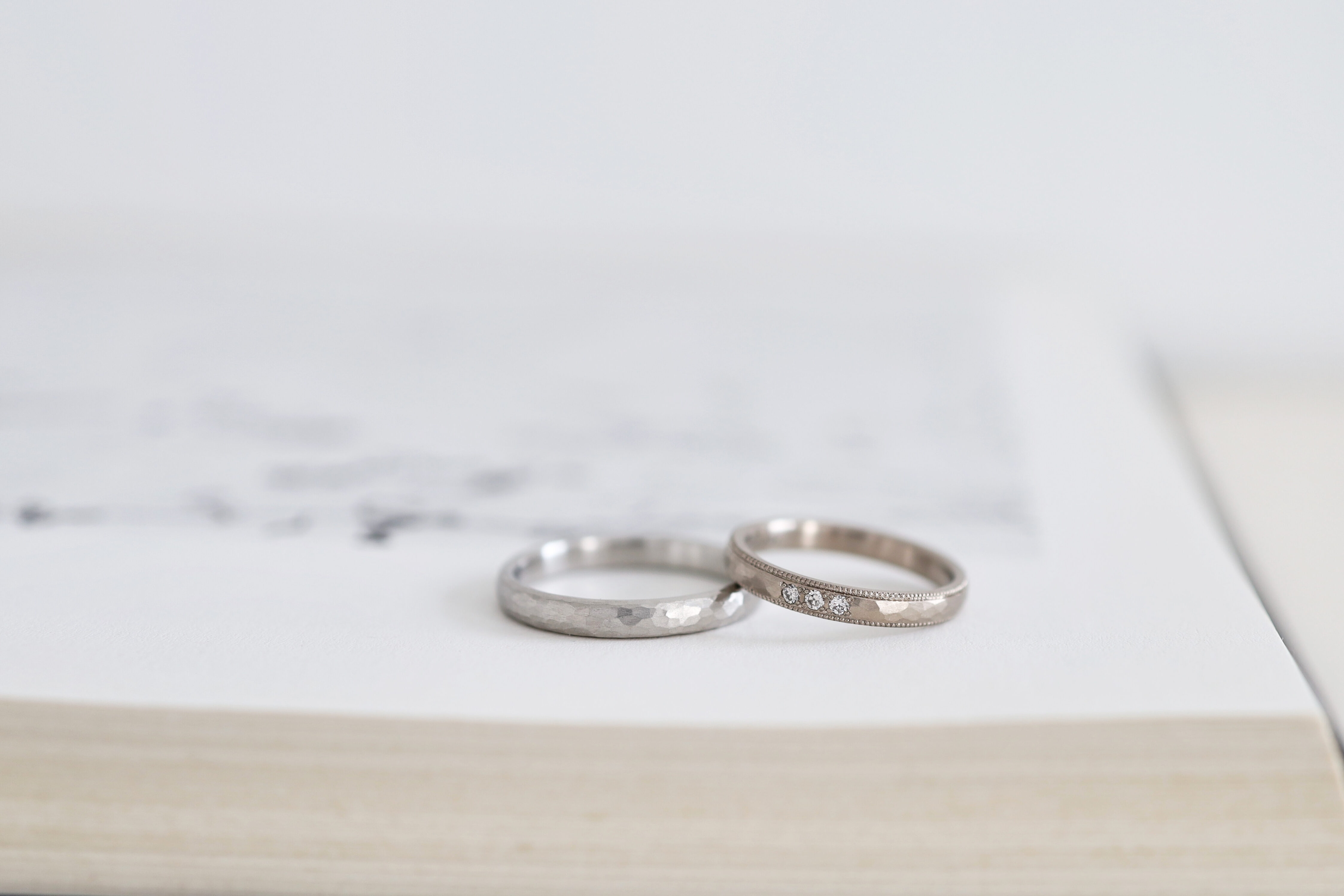 プラチナとK18ホワイトゴールドの結婚指輪。ハンマーテクスチャーにミルグレインを入れてダイヤモンドを３石留めました。