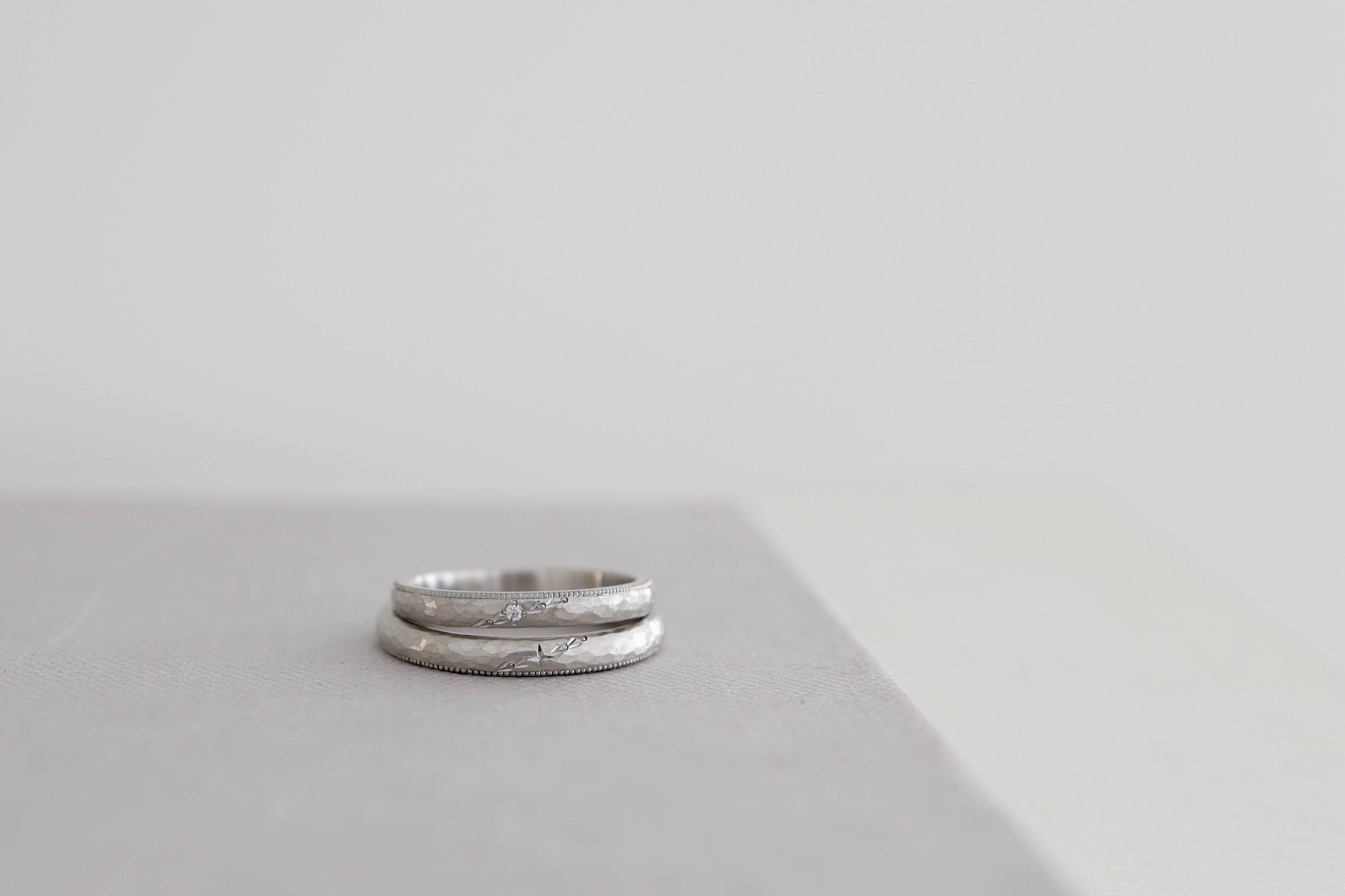 ハンマーテクスチャーにミルグインを1ライン入れたオーダーメイドの結婚指輪。マット仕上げのプラチナ　オリーブ和彫りにダイヤモンドを入れました
