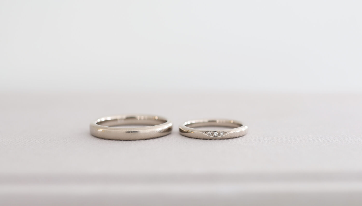 大阪京都のオーダーメード結婚指輪アトリエタマリのデザイン「オーバル」K18ホワイトゴールドにブラシ仕上げと鏡面仕上げ角にパヴェ留めでダイヤモンドを3ピース。
