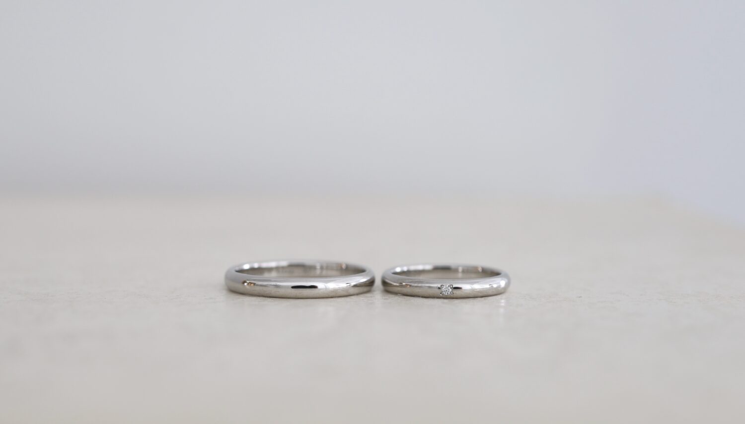 大阪京都のオーダーメード結婚指輪アトリエタマリのデザイン「ラウンド」のプラチナに鏡面仕上げアレンジに大きめのクリアダイヤモンド