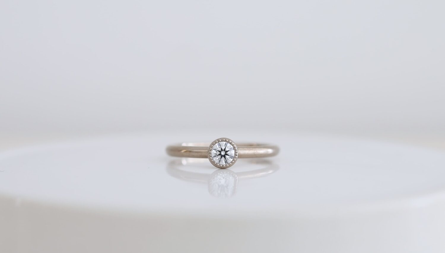 ドロップ エンゲージリング　K18ホワイトゴールド　0.17ct やや光沢のある艶消し仕上げの婚約指輪　シンプルデザイン　オーダーメイドブランド　アトリエタマリ