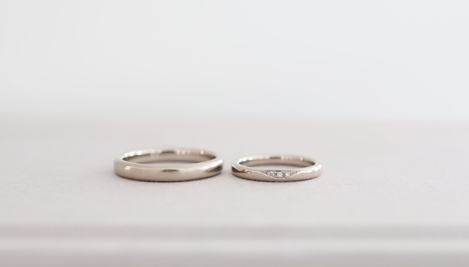 大阪京都のオーダーメード結婚指輪アトリエタマリのデザイン「オーバル」K18ホワイトゴールドにブラシ仕上げと鏡面仕上げ角にパヴェ留めでダイヤモンドを3ピース。シンプルでおしゃれなデザイン