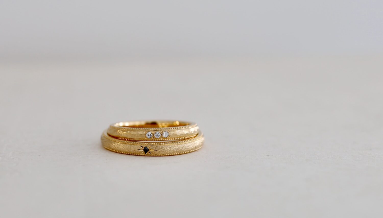 アンティーク加工のリングに両サイドのミルグレインを入れた結婚指輪の制作事例　K20イエローゴールド 　京都・大阪心斎橋のマリッジリングブランド　アトリエタマリ