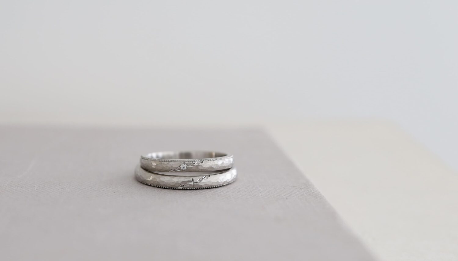 京都・大阪心斎橋にある、オーダーメイド結婚指輪のお店「アトリエタマリ」のデザイン　ハンマー＆ミルグレイン　プラチナ