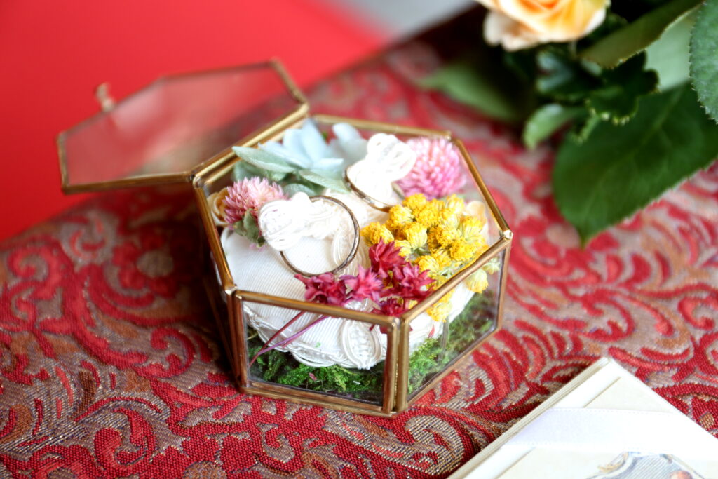 ガラスケースをアレンジしたリングピロー