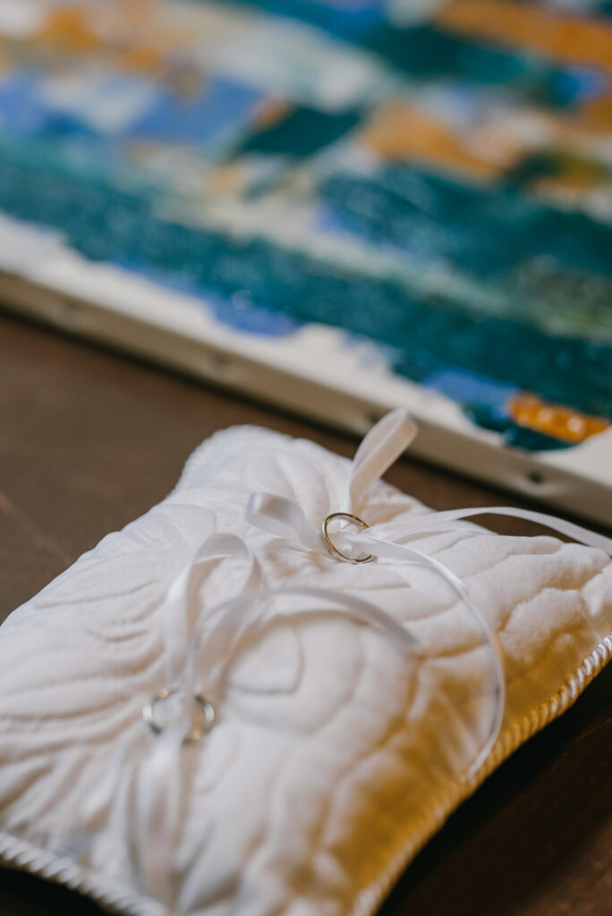 手作りのリングピロー　ふわふわ　白いリボン