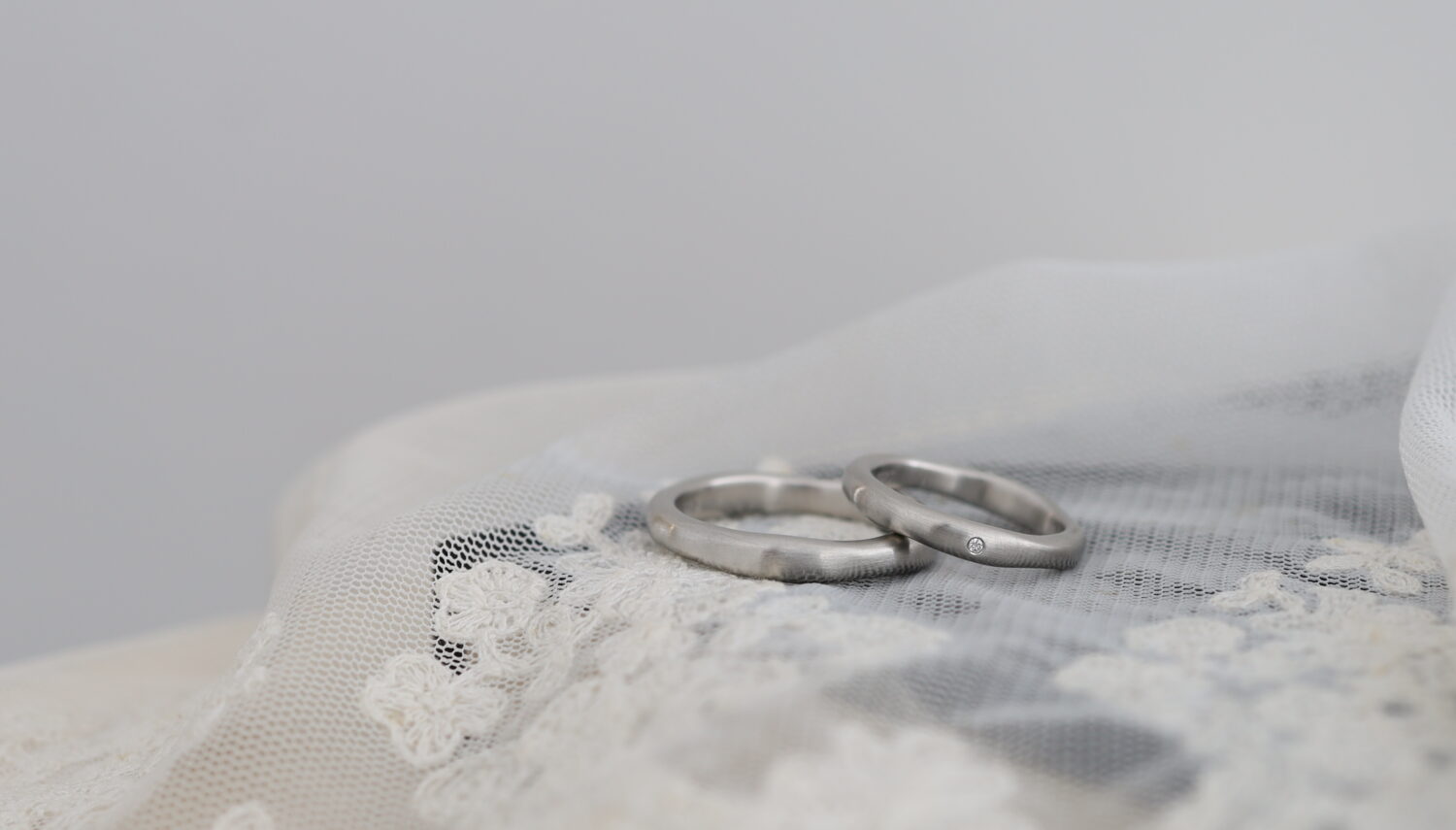 大阪京都のオーダーメード結婚指輪アトリエタマリのデザイン「雲」プラチナにヘアライン仕上げ。女性はクリアダイヤモンドをふせこみ留めでアレンジ。