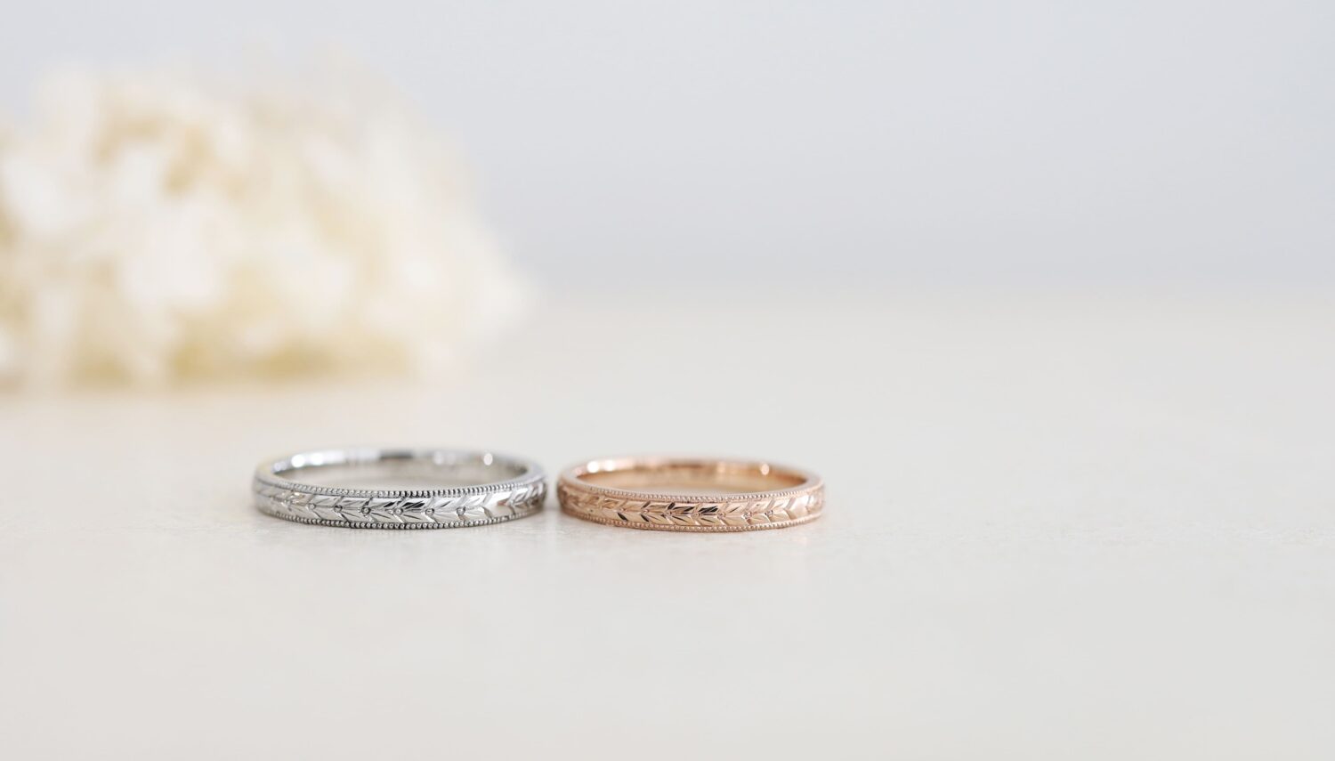 大阪心斎橋・京都のオーダーメード結婚指輪アトリエタマリのデザイン「ローレル」プラチナとゴールドの鏡面仕上げ　手彫りのデザイン。月桂樹彫り模様