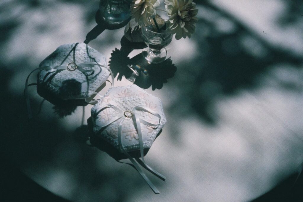 手作りのクッションリングピロー　レースに白いリボン