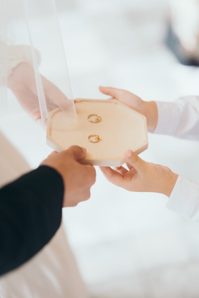 木のトレーのリングピロー