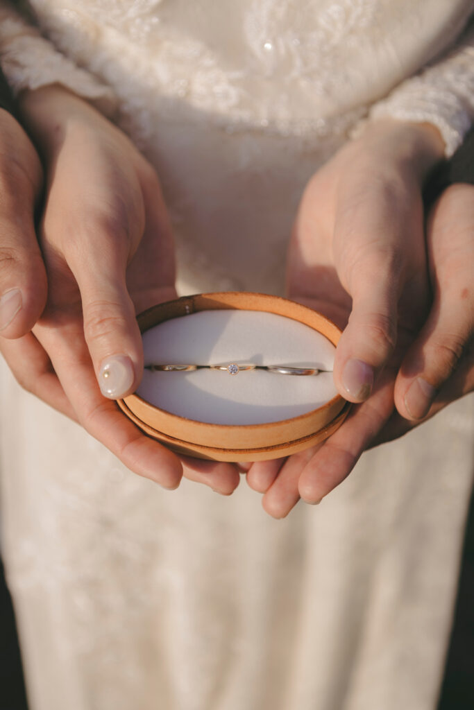 アトリエタマリのヌメ革のリングピローにマリッジリングとエンゲージリングを入れた写真