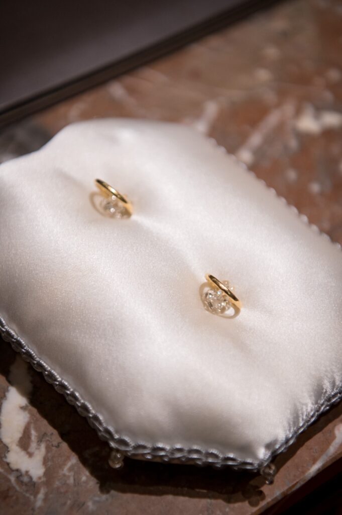 シルクの大きなリングピロー　アンティークな雰囲気