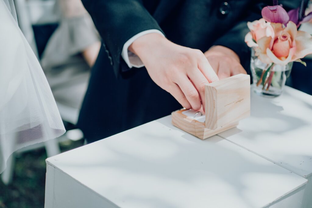 木のリングピローの写真　指輪の交換