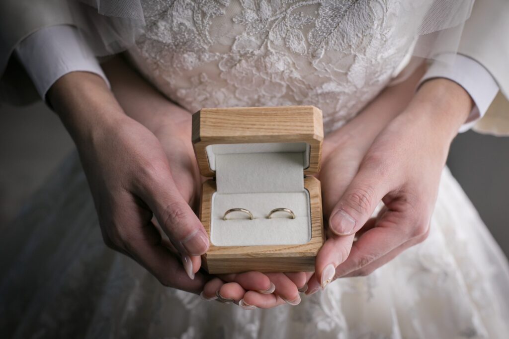 アトリエタマリの木のリングケースをリングピローにしたウェディングフォト
