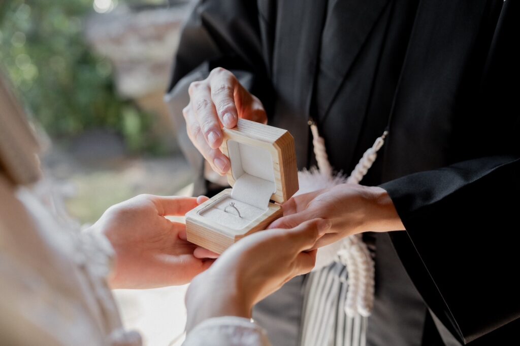 アトリエタマリの木のケースをリングピローにしているウェディングフォト　和装