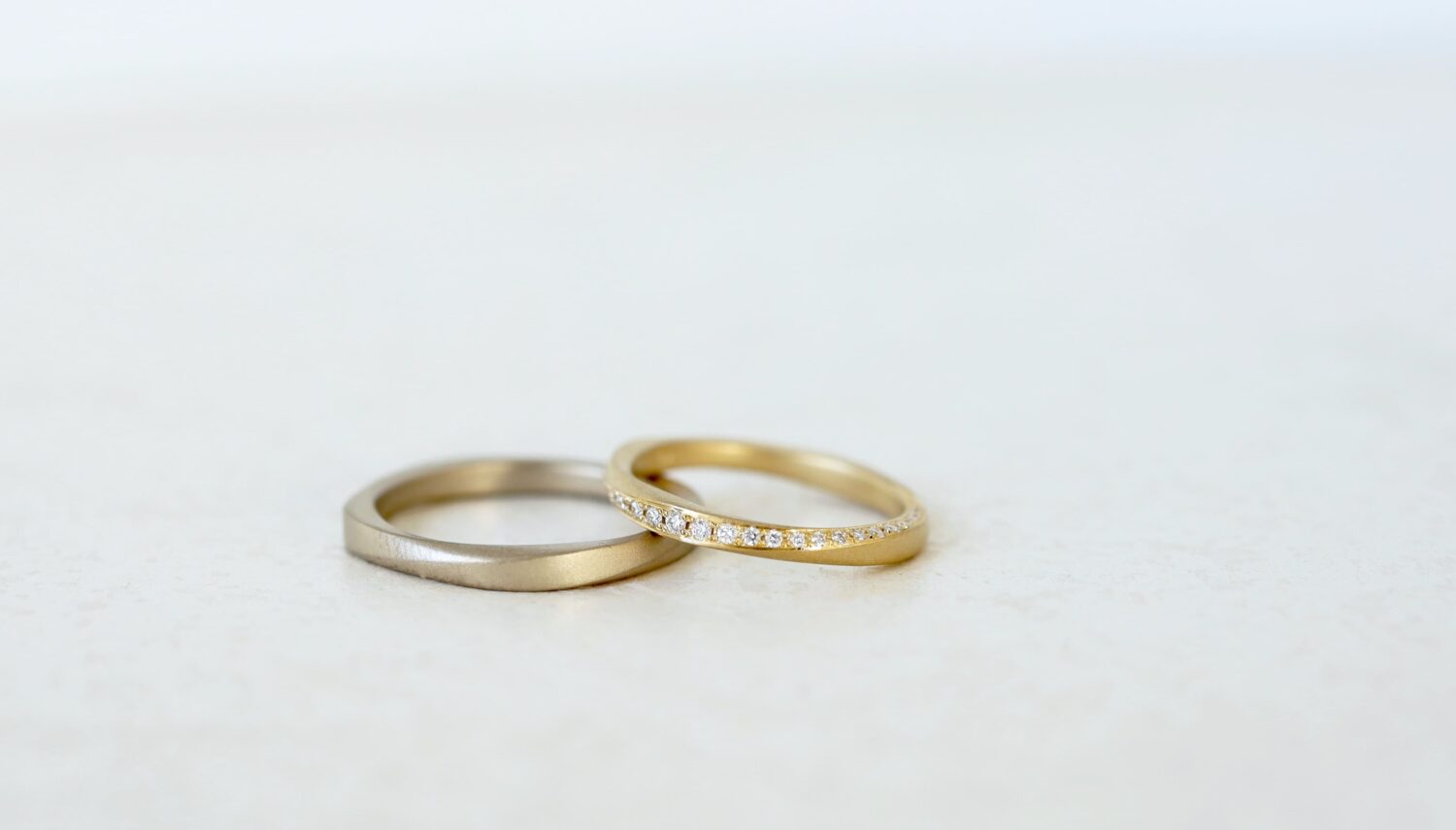 大阪心斎橋・京都のオーダーメード結婚指輪アトリエタマリのデザイン「ツイスト」ゴールドでの制作 マット仕上げ　女性のリングにはひねりに沿ってダイヤモンドを留めた、エタニティデザイン